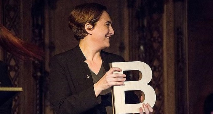Enraizados entrega 60.000 firmas para que Ada Colau retire el Premio Ciudad de Barcelona a la autora del “Padrenuestro blasfemo”