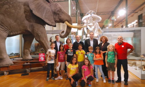 Aguado desayuna con decenas de familias que pasan la noche en el Museo de Ciencias Naturales