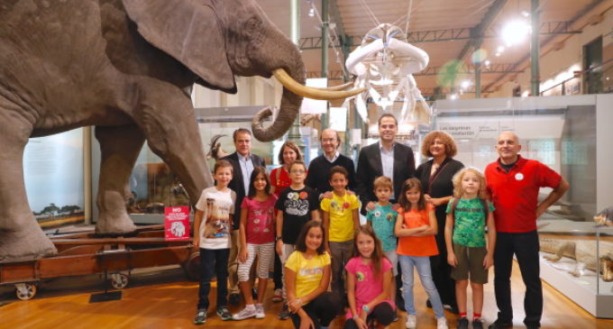 Aguado desayuna con decenas de familias que pasan la noche en el Museo de Ciencias Naturales