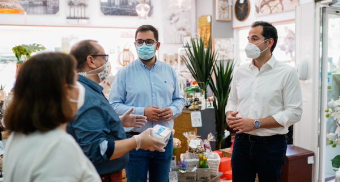 Aguado participa en un reparto de mascarillas y material de protección al pequeño comercio de Valdemoro