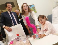 Aguado participa en una campaña de reparto de juguetes a niños hospitalizados