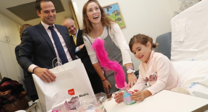 Aguado participa en una campaña de reparto de juguetes a niños hospitalizados