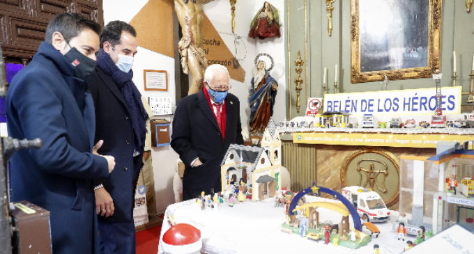 Aguado pone en valor “el incansable trabajo” de los profesionales de residencias, homenajeados en el Belén de Mensajeros de la Paz