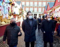 Aguado respalda a los pequeños comerciantes y a los autónomos en su visita al mercado navideño de la Plaza Mayor