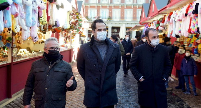 Aguado respalda a los pequeños comerciantes y a los autónomos en su visita al mercado navideño de la Plaza Mayor