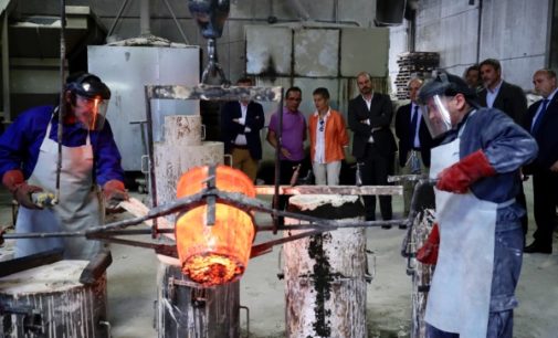 Rollán supervisa los trabajos de réplica en bronce del “Álamo centenario” de Miraflores de la Sierra