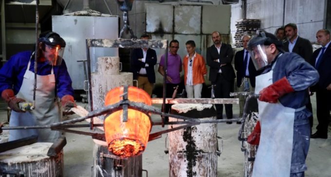 Rollán supervisa los trabajos de réplica en bronce del “Álamo centenario” de Miraflores de la Sierra
