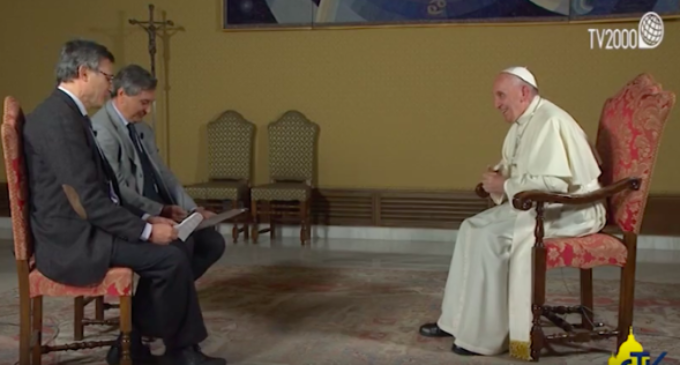 En una entrevista a los medios de la Conferencia Episcopal Italiana, el Papa confiesa que tiene “alergia” a los aduladores