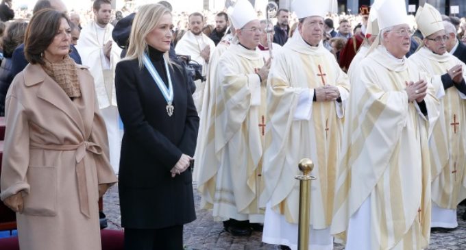 Cifuentes asistió en la Plaza Mayor a la misa con motivo de la Festividad de La Almudena