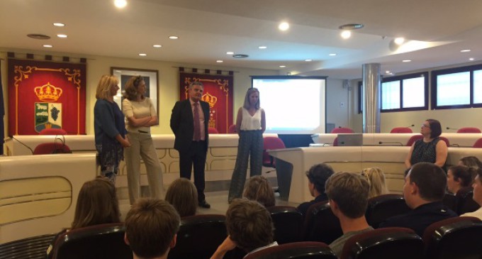 Un grupo de alumnos americanos de intercambio visita las instalaciones municipales en Majadahonda