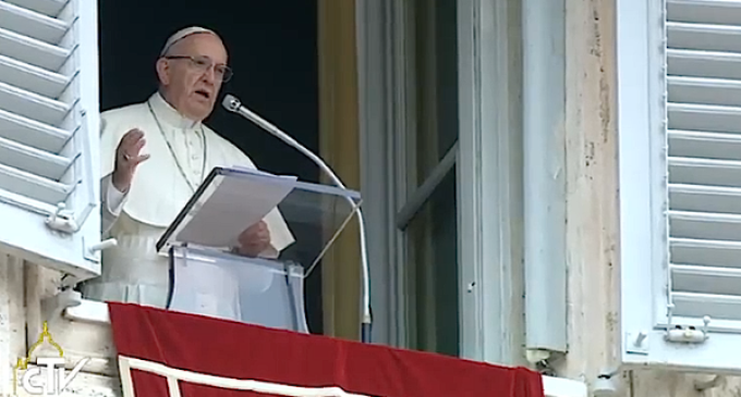 El Papa reza el Ángelus y pide una respuesta coral, distribuyendo equitativamente el peso de los refugiados