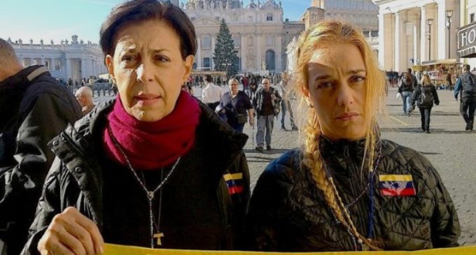 Madre y esposas de opositores presos en Venezuela ‘se encadenan’ en el Vaticano