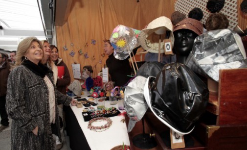 La Feria Mercado de Artesanía se instala en la Plaza de España como referente comercial del sector
