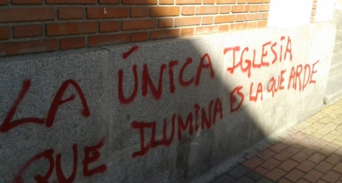 De lo humano y lo divino: Ataques gratuitos