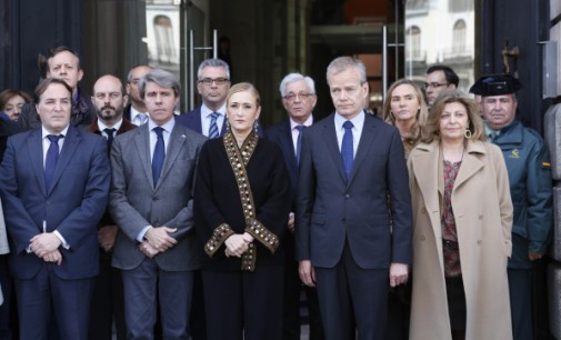 Cifuentes guarda un minuto de silencio con el embajador belga por las víctimas del atentado de Bruselas