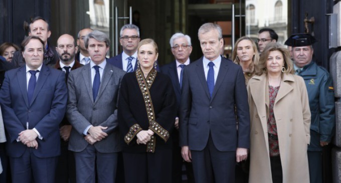 Cifuentes guarda un minuto de silencio con el embajador belga por las víctimas del atentado de Bruselas