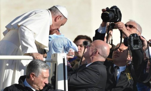 Francisco recuerda su viaje apostólico a África y elogia a los misioneros