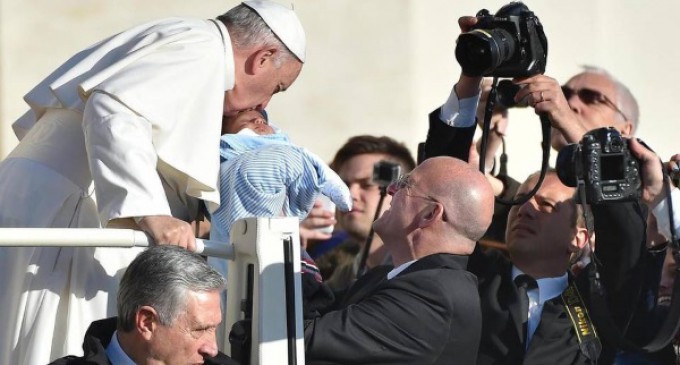 Francisco recuerda su viaje apostólico a África y elogia a los misioneros