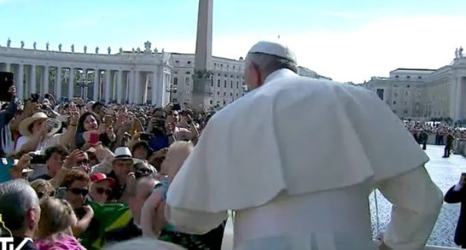 El Papa en la audiencia: “Jesús camina con discreción junto a los desalentados, para devolverles la esperanza