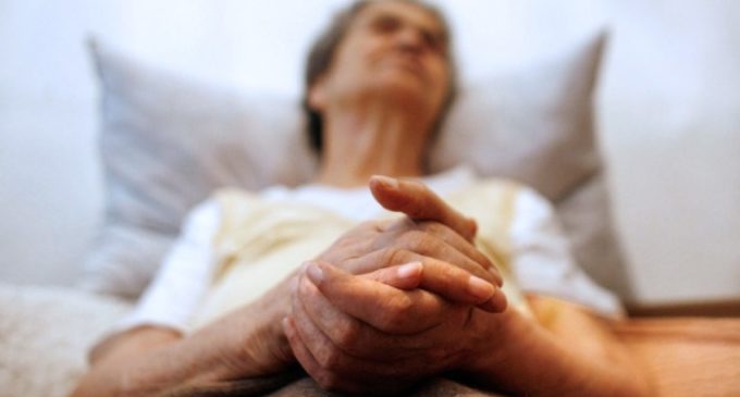 Aumentan a 77.700 las personas que mueren en España sin recibir cuidados paliativos