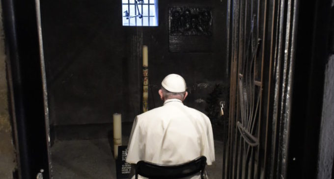 El Papa reza en silencio ante el horror vivido en Auschwitz