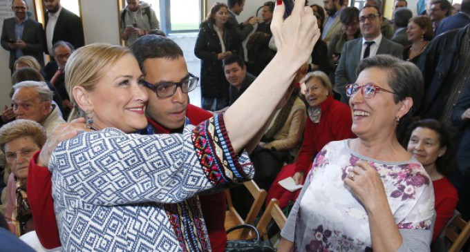 Cifuentes expresa el compromiso de la Comunidad de Madrid con las personas con autismo