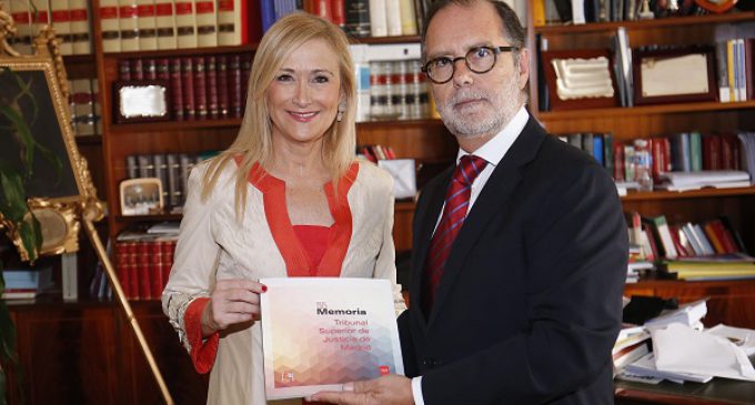 Cifuentes, asiste al acto de apertura del año judicial del TSJM y recibe su Memoria Anual