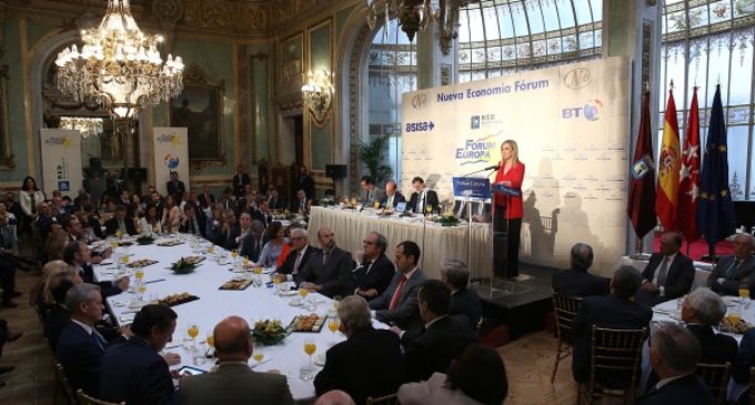 Rajoy presenta a Cristina Cifuentes en un desayuno informativo en el que hace balance de sus dos primeros años de Gobierno