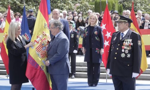 Cifuentes participa en el acto de entrega de la bandera nacional a la Jefatura Superior de Policía de Madrid