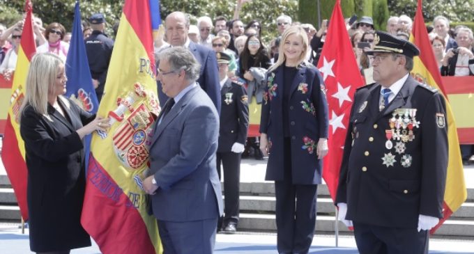 Cifuentes participa en el acto de entrega de la bandera nacional a la Jefatura Superior de Policía de Madrid