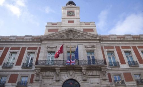 En solidaridad con las víctimas del atentado de Londres, la bandera británica con crespón negro, en la Real Casa de Correos