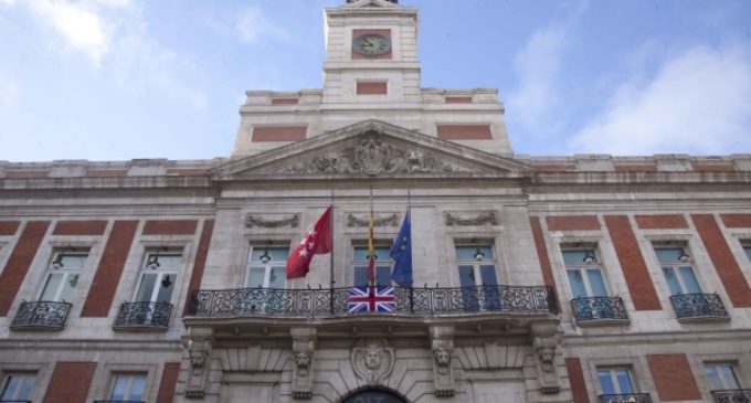 En solidaridad con las víctimas del atentado de Londres, la bandera británica con crespón negro, en la Real Casa de Correos