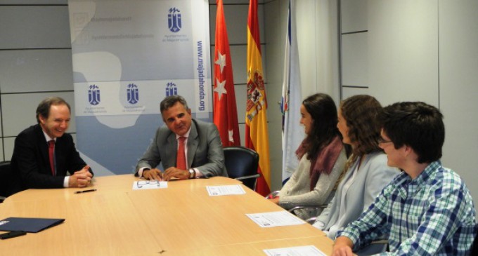 De Foxá entrega las becas a la excelencia de la UFV a tres estudiantes de Majadahonda