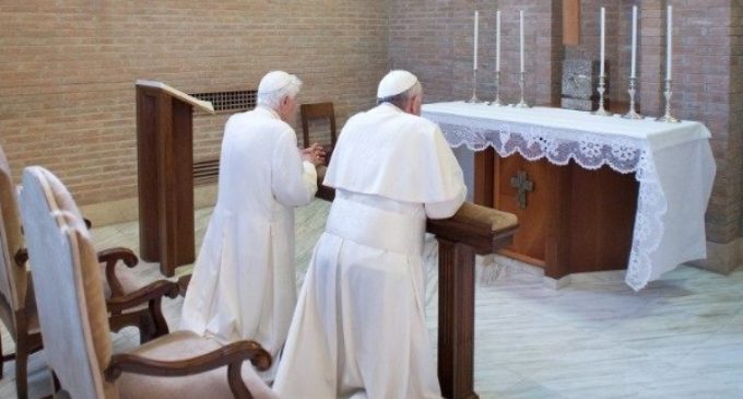 Benedicto XVI alaba la “continuidad interior entre los dos pontificados”