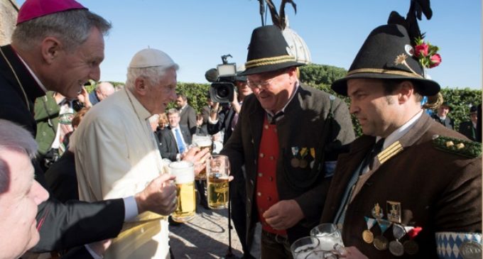 Benedicto XVI brinda con cerveza de Baviera en su 90 cumpleaños