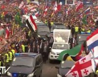Los jóvenes reciben al Papa en el parque Blonia con emoción y entusiasmo