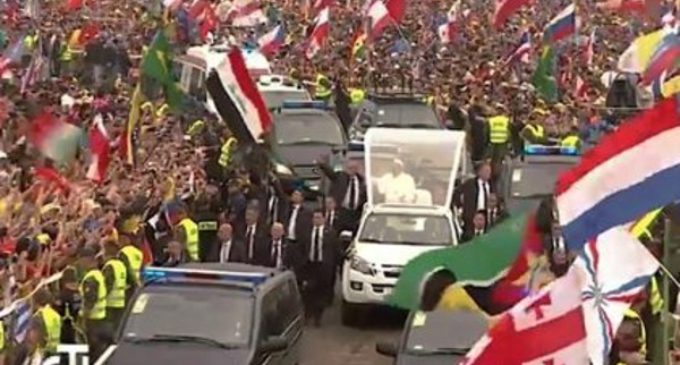 Los jóvenes reciben al Papa en el parque Blonia con emoción y entusiasmo