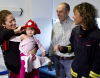 Los bomberos de la Comunidad celebran la Navidad con los niños ingresados en los hospitales de la región