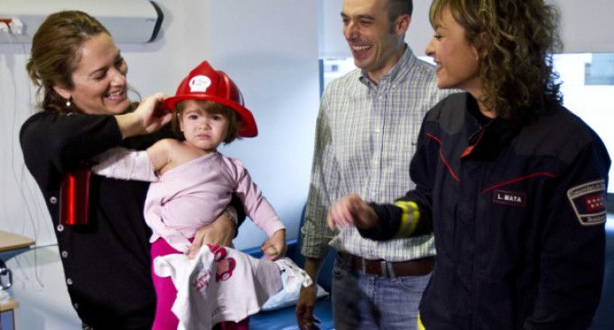 Los bomberos de la Comunidad celebran la Navidad con los niños ingresados en los hospitales de la región