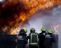 Los aspirantes a bomberos de la Comunidad se forman en incendios con prácticas con fuego real