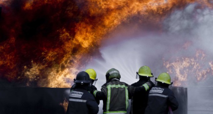 Los aspirantes a bomberos de la Comunidad se forman en incendios con prácticas con fuego real