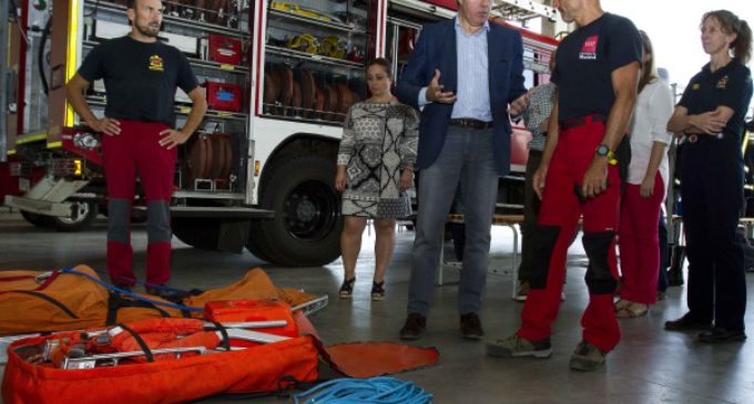 Garrido visita el parque de bomberos en Navacerrada y asiste a una maniobra de entrenamiento