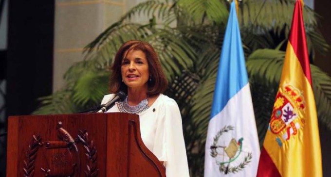 Ana Botella entrega a Guatemala el diploma que la acredita como la Capital Iberoamericana de la Cultura