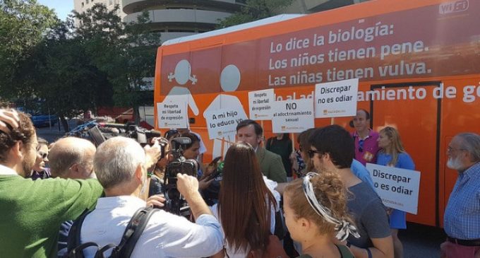 El #HOBus recorre Madrid con el lema ‘Lo dice la biología:  Los niños tienen pene. Las niñas tienen vulva. No al adoctrinamiento de género’
