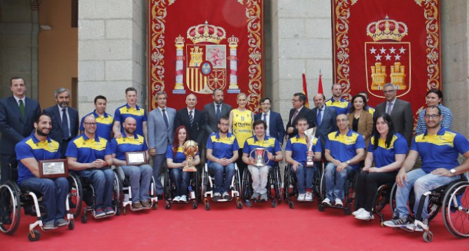 En la Casa de Correos, Cifuentes recibe al CD Ilunion, el equipo de baloncesto en silla de ruedas tres veces campeón