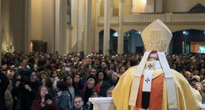 Chile: miles de fieles participan en la misa de desagravio del templo profanado
