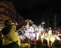 Melchor, Gaspar y Baltasar recorrieron Majadahonda bajo la mirada ilusionada de los niños