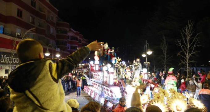 Melchor, Gaspar y Baltasar recorrieron Majadahonda bajo la mirada ilusionada de los niños