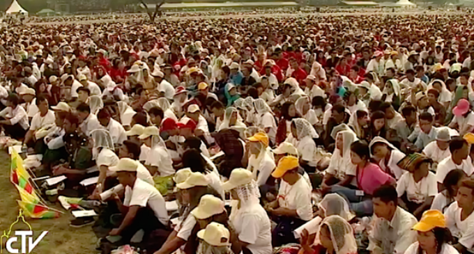 Multitudinaria Misa del Papa Francisco en el campo de Kyaikkasan