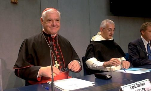 Cardenal Müller: la Iglesia acepta la cremación pero recomienda la sepultura